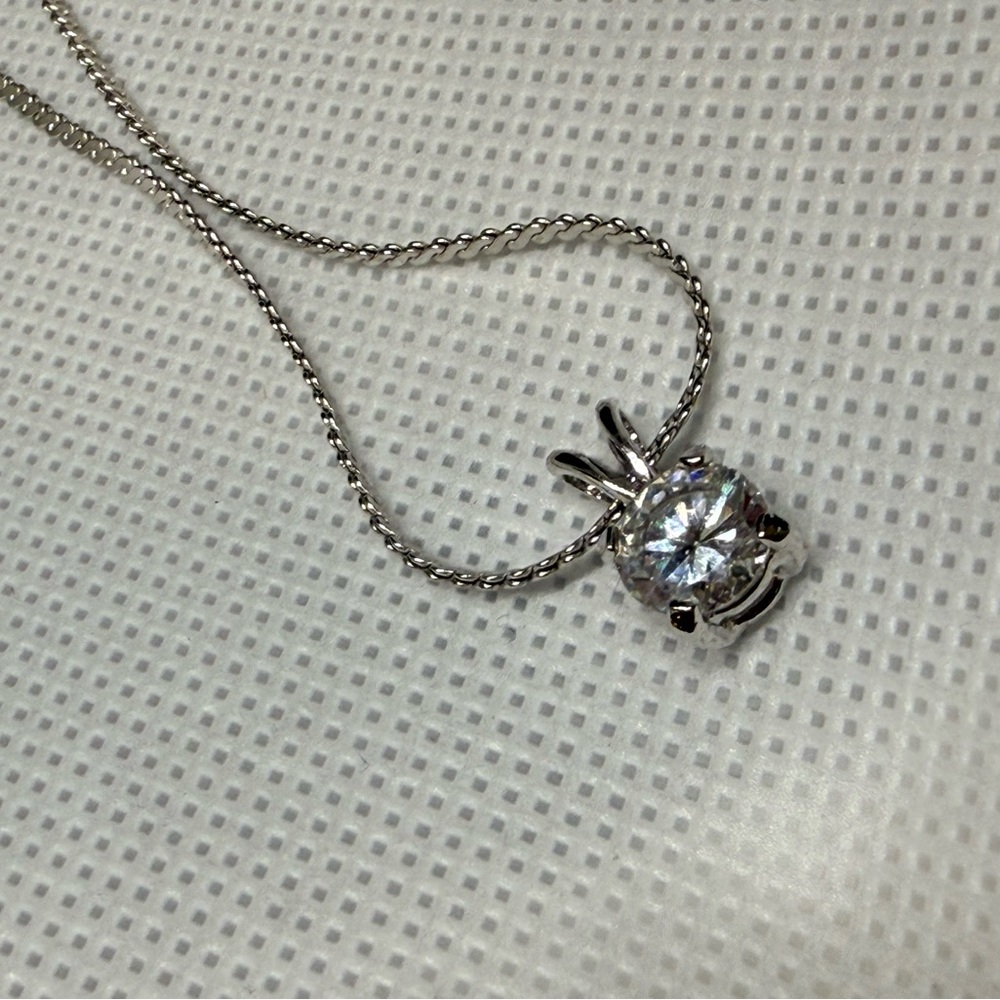 Elegant Silver Pendant Necklace - Picture 3 of 4